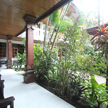 Kuta Dormitory At Simpang Inn Екстер'єр фото