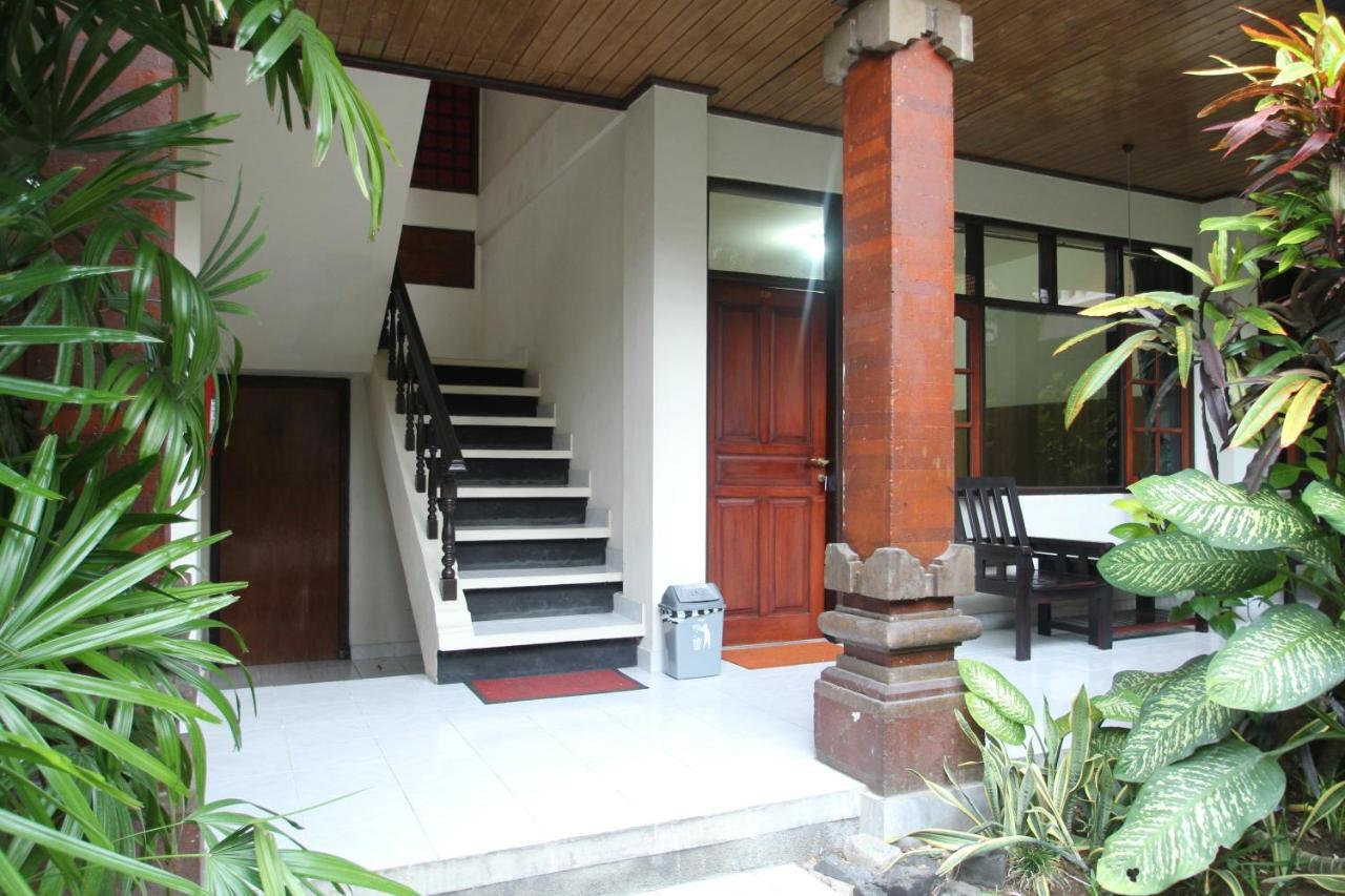 Kuta Dormitory At Simpang Inn Екстер'єр фото