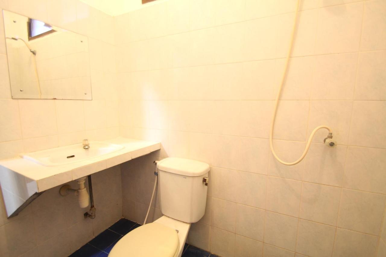Kuta Dormitory At Simpang Inn Екстер'єр фото
